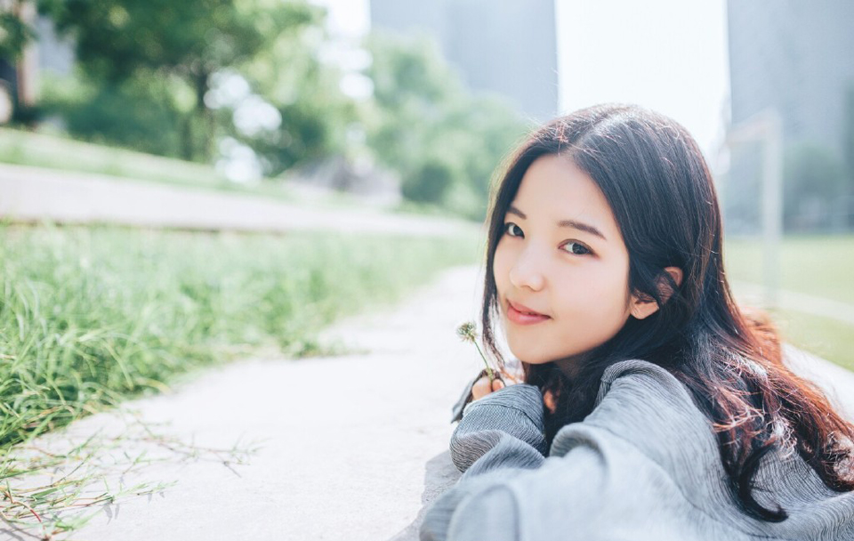 我们为什么需要美女，可能她们改变你的生活习性，让人感这个世界充满期待，虽然当你觉得期待的东西就要得到的时候，她们马上去普度众生，让其他人觉得生活充满期待。——韩寒《像少年啦飞驰》
